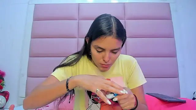 Catalinna 03 online show from April 9, 2026, 12:32 pm