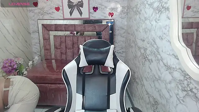 Melisa v online show from April 17, 2026, 8:23 pm