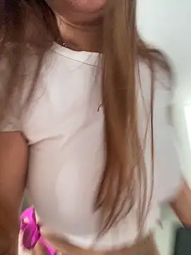 saray mendozaa online show from February 15, 2026, 6:04 pm