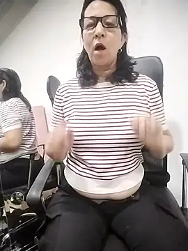 Snapshot of RosseLaure chatting on February 12, 2026, 1:00 am RosseLaure online show from February 12, 2026, 1:00 am