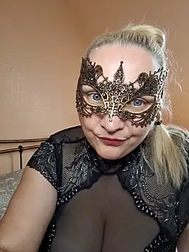 MaskedQueen77 online show from June 12, 2026, 5:23 pm
