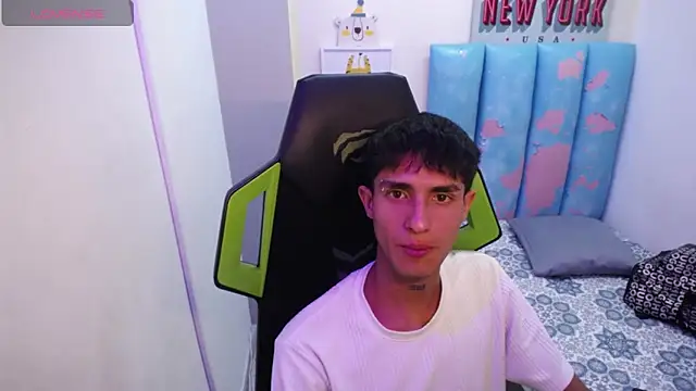 Akyra latinn online show from April 2, 2026, 4:43 am