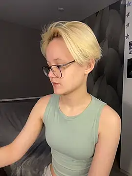 LuunaDorean online show from February 19, 2026, 6:31 am