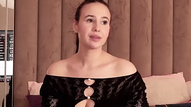 MavisReeve online show from February 6, 2026, 6:40 am