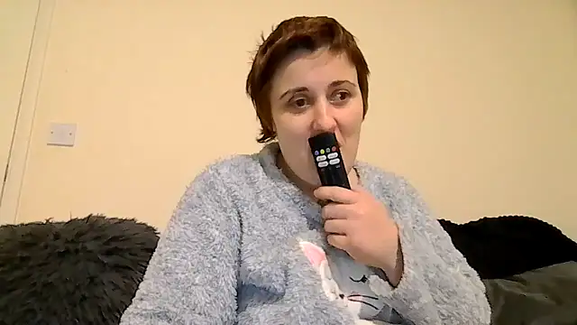 Snapshot of Tiara_XOX chatting on February 1, 2026, 5:17 am Tiara XOX online show from February 1, 2026, 5:17 am