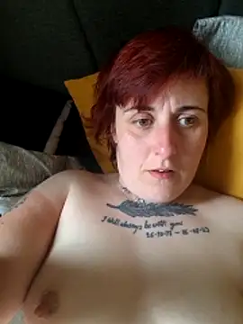 Snapshot of Tiara_XOX chatting on April 15, 2026, 10:33 am Tiara XOX online show from April 15, 2026, 10:33 am