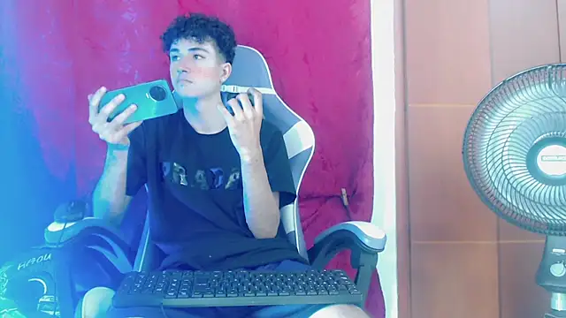 Snapshot of Johnny_cagee_ chatting on March 2, 2026, 1:52 am Johnny cagee online show from March 2, 2026, 1:52 am