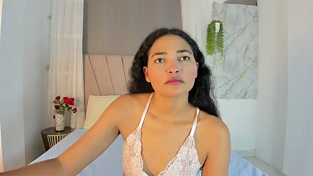 Snapshot of Elayha_28 chatting on June 14, 2026, 2:24 am Elayha 28 online show from June 14, 2026, 2:24 am