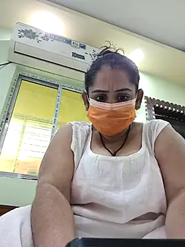 diyam4002 online show from February 5, 2026, 9:03 am