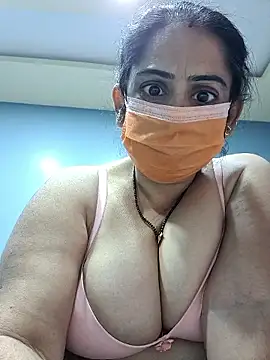 diyam4002 online show from February 9, 2026, 9:19 pm