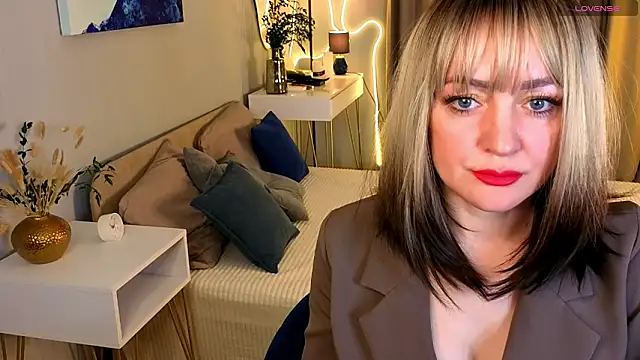 Oliiviaa  online show from February 24, 2026, 8:12 am