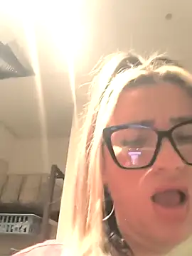 NinaRicci1518 online show from April 1, 2026, 9:12 pm