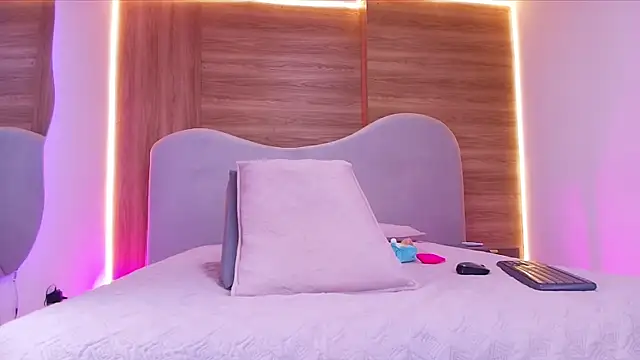 Snapshot of shaina_adams chatting on March 3, 2026, 12:00 pm shaina adams online show from March 3, 2026, 12:00 pm