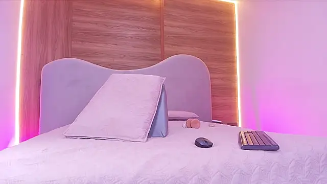 Snapshot of shaina_adams chatting on March 4, 2026, 12:00 pm shaina adams online show from March 4, 2026, 12:00 pm