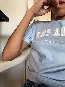 Snapshot of roc_i chatting on February 4, 2026, 11:31 pm roc i online show from February 4, 2026, 11:31 pm