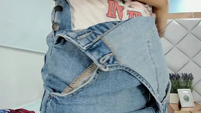 crystalstonee online show from April 14, 2026, 9:43 pm