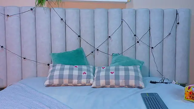 AnnieRouse   online show from February 8, 2026, 11:46 am