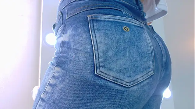 AnnieRouse   online show from April 15, 2026, 11:39 am