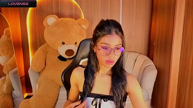 Snapshot of Alina_b_ chatting on February 3, 2026, 8:14 pm Alina b online show from February 3, 2026, 8:14 pm