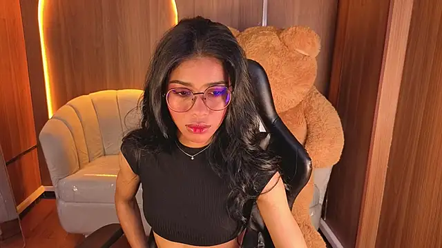 Snapshot of Alina_b_ chatting on February 14, 2026, 12:46 pm Alina b online show from February 14, 2026, 12:46 pm