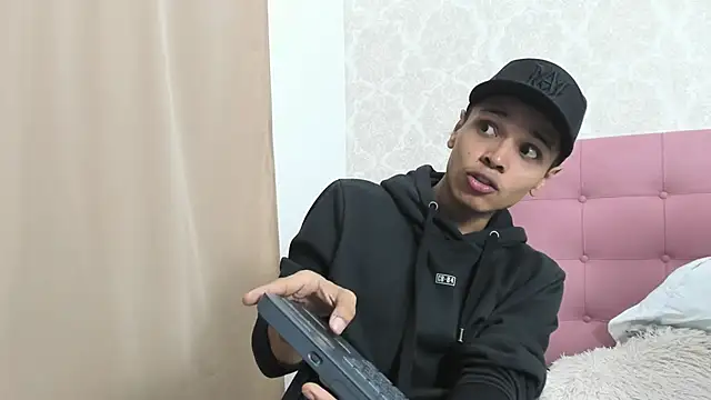 Snapshot of Alejandroo_Montenegro chatting on February 18, 2026, 2:29 am Alejandroo Montenegro online show from February 18, 2026, 2:29 am