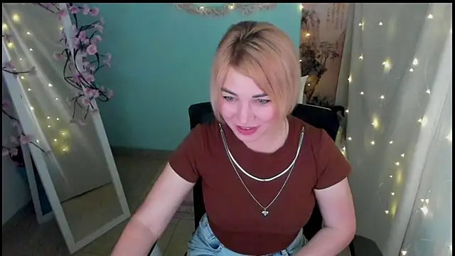 Snapshot of CuttieEmma chatting on June 16, 2026, 1:14 pm CuttieEmma online show from June 16, 2026, 1:14 pm