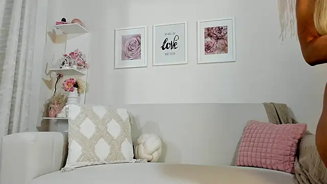 Mia Rosee1 online show from April 14, 2026, 12:05 am