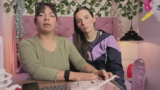 Valkiria-and-Dione online show from April 16, 2026, 7:58 pm