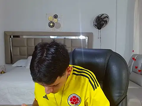 eroboyxox online show from February 19, 2026, 7:32 pm