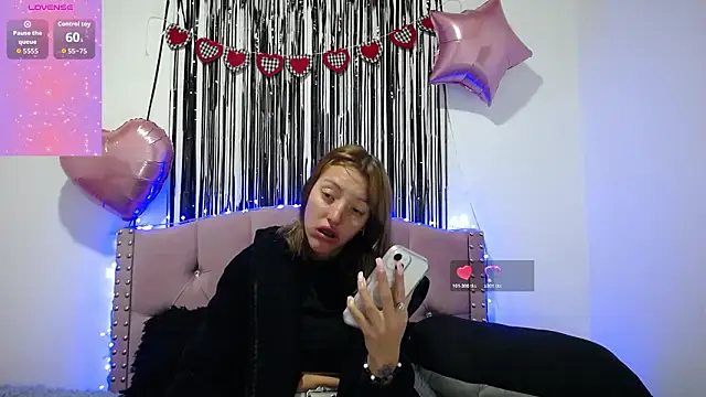 Snapshot of emily_cooper_pym chatting on February 17, 2026, 1:18 pm emily cooper pym online show from February 17, 2026, 1:18 pm