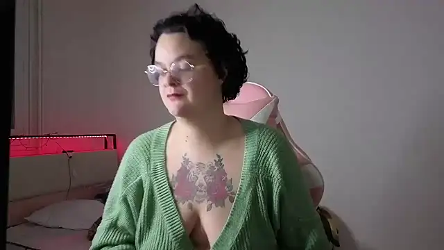 lunatigre4 online show from February 5, 2026, 9:41 pm