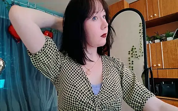 Snapshot of marty_bree chatting on March 26, 2026, 1:28 pm marty bree online show from March 26, 2026, 1:28 pm