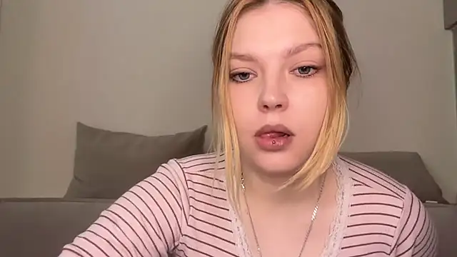 Snapshot of Ophelia_Ritz chatting on June 17, 2026, 4:59 am Ophelia Ritz online show from June 17, 2026, 4:59 am