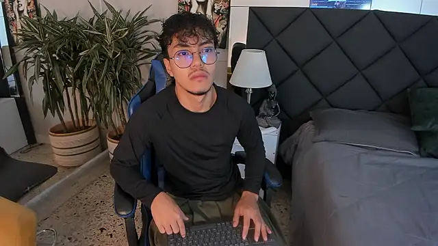 Snapshot of kai_storn chatting on March 7, 2026, 11:18 am kai storn online show from March 7, 2026, 11:18 am