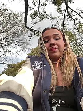 Snapshot of AryMoonxxx chatting on February 14, 2026, 10:17 pm AryMoonxxx online show from February 14, 2026, 10:17 pm