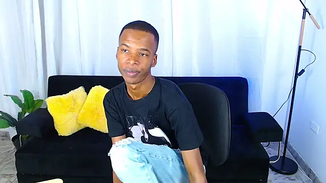 Snapshot of gusy_18 chatting on February 4, 2026, 8:25 pm gusy 18 online show from February 4, 2026, 8:25 pm