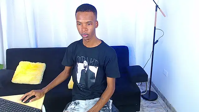 Snapshot of gusy_18 chatting on February 24, 2026, 8:40 pm gusy 18 online show from February 24, 2026, 8:40 pm