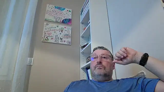 doudou310 online show from February 12, 2026, 6:08 am