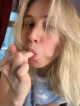 Snapshot of LovelyMiu chatting on February 4, 2026, 2:01 pm LovelyMiu online show from February 4, 2026, 2:01 pm