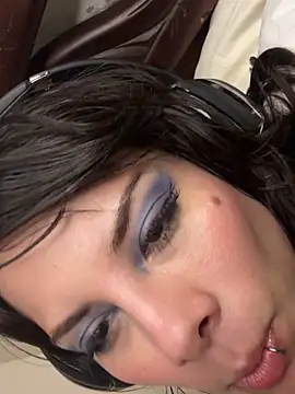 Snapshot of Isalove99 chatting on February 9, 2026, 5:33 am Isalove99 online show from February 9, 2026, 5:33 am