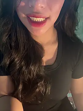 QuynhAnh 2k1 online show from February 5, 2026, 9:47 am