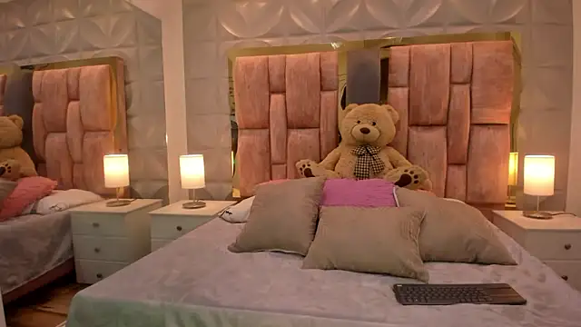 Snapshot of Paris_Velvet chatting on February 24, 2026, 10:19 pm Paris Velvet online show from February 24, 2026, 10:19 pm