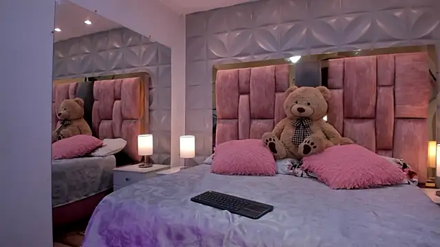 Paris Velvet online show from March 3, 2026, 10:59 pm