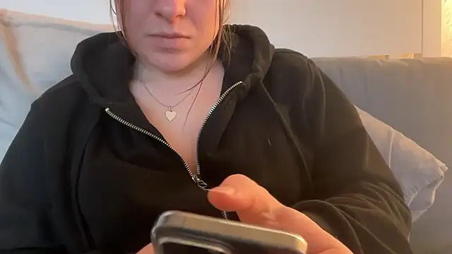 Snapshot of Lucyschickt chatting on February 16, 2026, 4:03 pm Lucyschickt online show from February 16, 2026, 4:03 pm