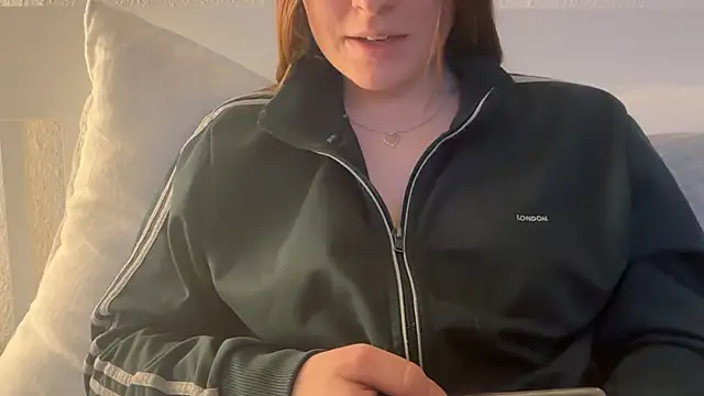 Lucyschickt online show from March 2, 2026, 5:20 pm