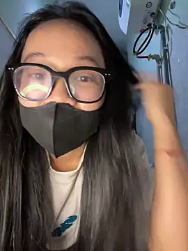 Snapshot of Leeeiuu chatting on February 10, 2026, 5:17 pm Leeeiuu online show from February 10, 2026, 5:17 pm