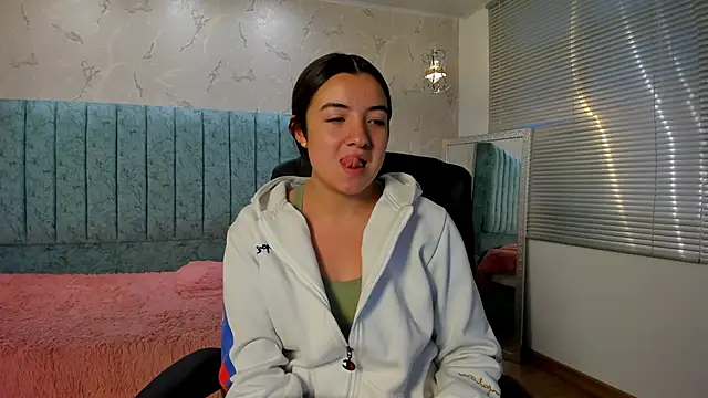 Snapshot of Tara_Parker chatting on February 14, 2026, 12:13 pm Tara Parker online show from February 14, 2026, 12:13 pm