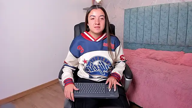 Snapshot of Tara_Parker chatting on February 20, 2026, 12:05 pm Tara Parker online show from February 20, 2026, 12:05 pm