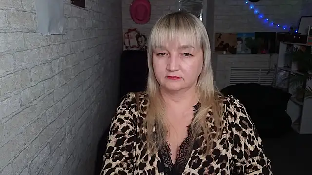 Lily Luxee online show from February 10, 2026, 2:43 pm