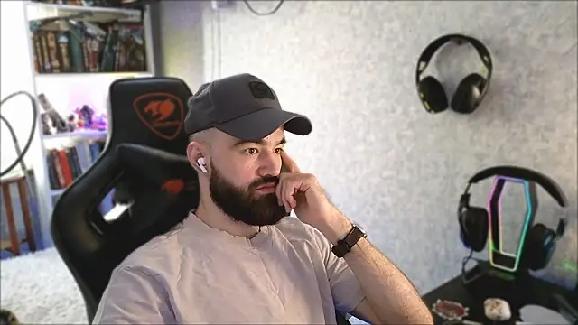 Snapshot of _Mostly_ chatting on March 11, 2026, 5:02 am Mostly online show from March 11, 2026, 5:02 am